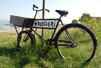 Rökt sill är ett av Bornholms signum. Under sillens ”guldålder”, från första världskriget fram till 1950, fanns det hela 135 rökerier på ön. På rökerimuseet i Hasle kan du ta del av historien. Foto: Charlotte Pehrson
