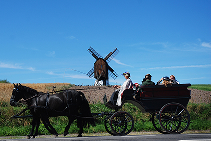 Ett besök på Bornholm är som att resa i tiden. Här har häst och vagn just lämnat Lantbruksmuseet Melstedgaard. Foto: Charlotte Pehrson