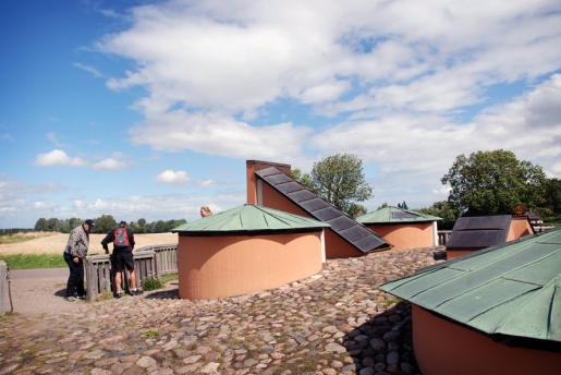Tycho Brahe-museet och observatoriet Stjärneborg under jord väcker nyfikenheten hos såväl stora som små. Precis här, under Stjärneborgs rekonstruerade kupoler som sticker upp ur marken, satt Tycho Brahe och hans medarbetare på 1500-talet och blickade upp mot stjärnhimlen och mätte himlakropparnas rörelse. Foto: Charlotte Pehrson